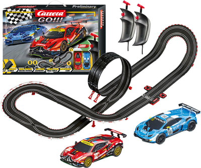 Carrera GO - Race the Track 6,2 metriä -autorata, jossa kaksi kilpa-autoa ajamassa radalla.
