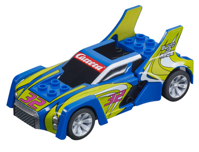 Carrera GO -rata-autojen rakennus- ja kilparata. Kuvassa näkyy erilaisia rataosia ja kaksi rata-autoa.