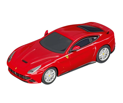 Carrera Go -autorata, jossa kaksi autoa kilpailee toisiaan vastaan mutkaisella radalla.
