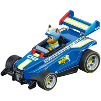 Paw Patrol -aiheinen Carrera Go -autorata, jossa kaksi autoa ajamassa radalla.
