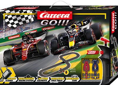 Carrera Go -autorata Race to Victory, pituus 4,3 metriä. Kuvassa kaksi kilpa-autoa radalla.