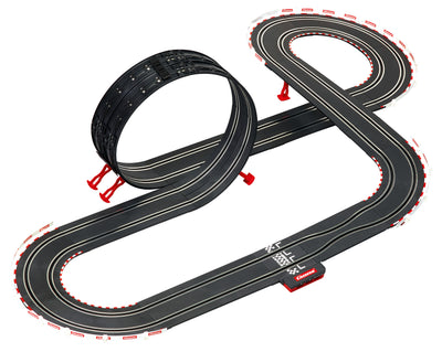 Carrera Go - Heads Up Racing -autorata, jossa kaksi kilpa-autoa radalla.