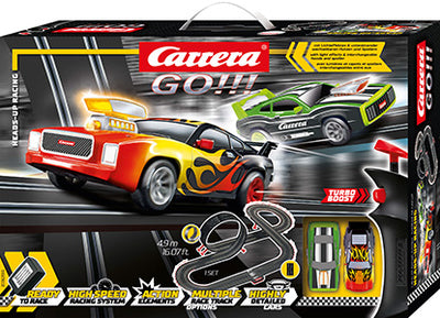 Carrera Go - Heads Up Racing 4,9 metrin autorata, jossa kaksi kilpa-autoa ajamassa rinnakkain.
