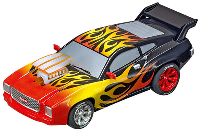 Carrera GO - Heads Up Racing -autorata, jossa kaksi kilpa-autoa radalla.