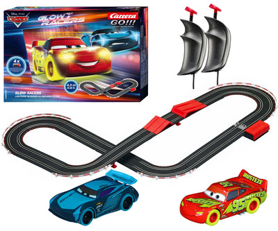 Carrera Go -autorata Disney Pixar Cars Glow Racers -teemalla. Raidat hohtavat pimeässä. Rata on pituudeltaan 4,3 metriä.