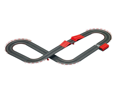 Carrera GO!!! Disney Pixar Cars Glow Racers -autorata, jossa on 43 metriä ratoja ja Cars-hahmot.