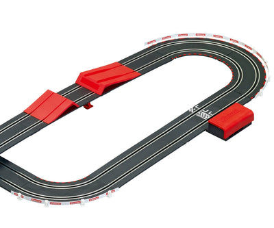 Carrera GO! Disney Pixar Cars Glow Racers -autorata, jossa on 43 metriä rataa ja numero 43-auto.