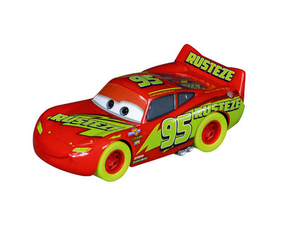 Carrera GO Disney Pixar Cars Glow Racers -autorata, jossa 43 metriä rataa.