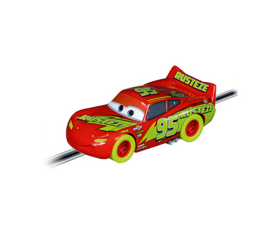 Carrera Go - 20063521 Disney Pixar Cars Glow Racers -autorata, jossa radan pituus on 4,3 metriä. Kuvassa näkyy sininen auto radalla.