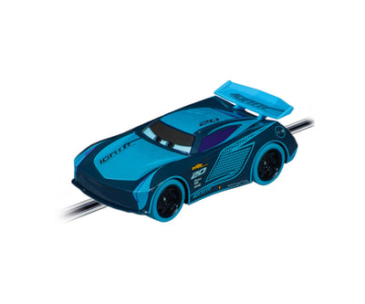 Carrera Go -autorata Disney Pixar Cars Glow Racers -teemalla. Autot loistavat pimeässä ja radan pituus on 4,3 metriä.