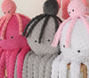 Bobono - Iso mustekala pehmolelu - valkoinen pilkullinen minky