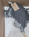 Super Hobby Horse - Super Hobby Horse Premium keppihevonen pilkullinen harmaa hevonen harmaalla harjalla A4