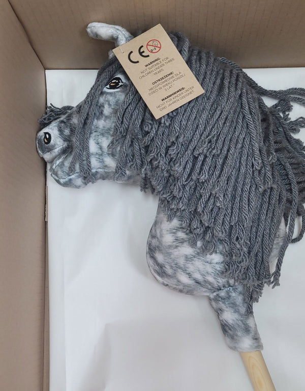 Super Hobby Horse - Super Hobby Horse Premium keppihevonen pilkullinen harmaa hevonen harmaalla harjalla A4