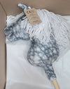 Super Hobby Horse - Super Hobby Horse Premium keppihevonen pilkullinen harmaa hevonen valkoisella harjalla A4