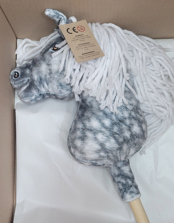 Super Hobby Horse - Super Hobby Horse Premium keppihevonen pilkullinen harmaa hevonen valkoisella harjalla A4