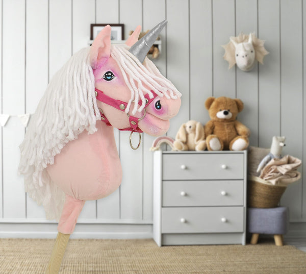Super Hobby Horse - Keppihevonen yksisarvinen - vaaleanpunainen valkoisella harjalla ja hopeisella sarvella A4