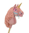 Super Hobby Horse - Yksisarvinen keppihevonen - pastellinvaaleanpunainen vaaleanpunaisella harjalla ja kultaisella sarvella A4