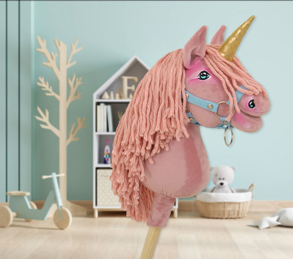 Super Hobby Horse - Yksisarvinen keppihevonen - pastellinvaaleanpunainen vaaleanpunaisella harjalla ja kultaisella sarvella A4