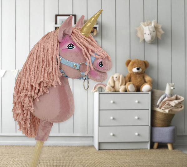 Super Hobby Horse - Yksisarvinen keppihevonen - pastellinvaaleanpunainen vaaleanpunaisella harjalla ja kultaisella sarvella A4