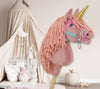 Super Hobby Horse - Yksisarvinen keppihevonen - pastellinvaaleanpunainen vaaleanpunaisella harjalla ja kultaisella sarvella A4