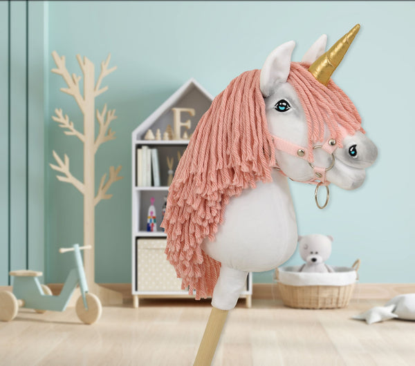 Super Hobby Horse - Keppihevonen yksisarvinen - valkoinen pastellinvaaleanpunaisella harjalla ja kultaisella sarvella A4