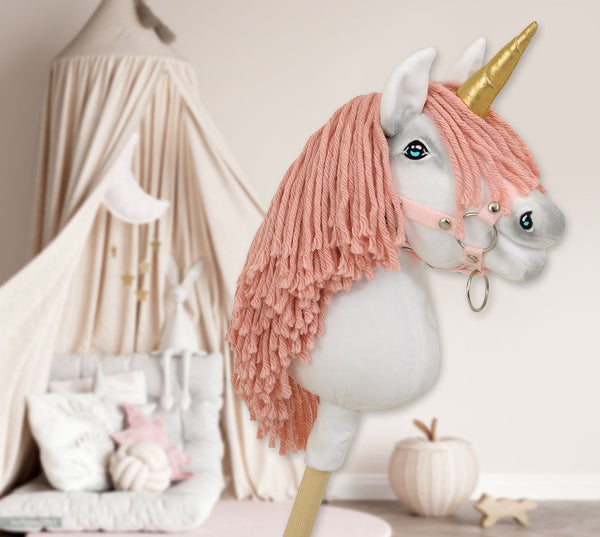 Super Hobby Horse - Keppihevonen yksisarvinen - valkoinen pastellinvaaleanpunaisella harjalla ja kultaisella sarvella A4
