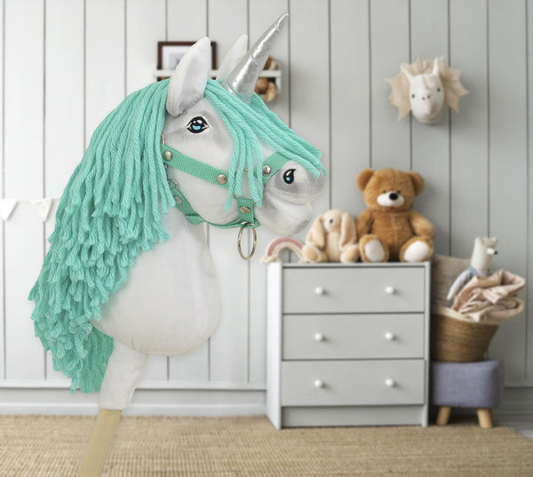 Super Hobby Horse - Keppihevonen yksisarvinen kepillä - valkoinen mintunvärisellä harjalla ja hopeisella sarvella A4