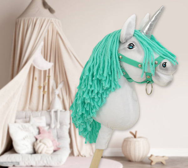 Super Hobby Horse - Keppihevonen yksisarvinen kepillä - valkoinen mintunvärisellä harjalla ja hopeisella sarvella A4