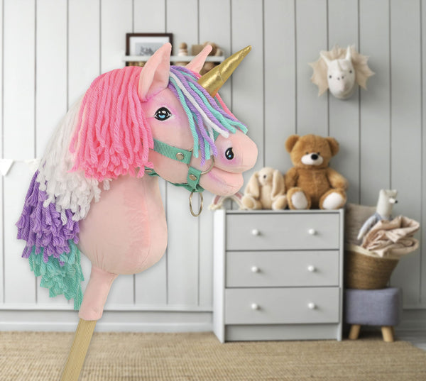Super Hobby Horse - Keppihevonen yksisarvinen - vaaleanpunainen värikkäällä harjalla ja kultaisella sarvella A4