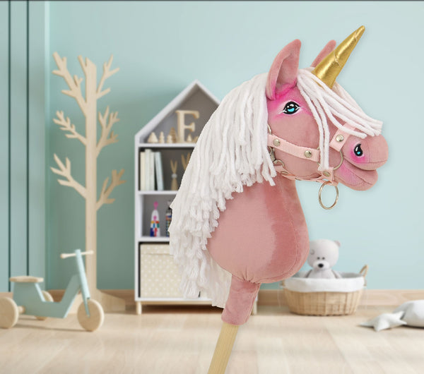 Super Hobby Horse - Hobby Horse keppihevonen yksisarvinen pastellinvaaleanpunainen valkoisella harjalla ja kultaisella sarvella A4