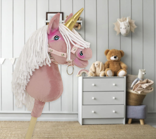Super Hobby Horse - Hobby Horse keppihevonen yksisarvinen pastellinvaaleanpunainen valkoisella harjalla ja kultaisella sarvella A4