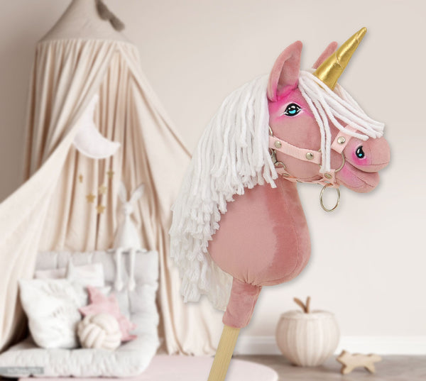 Super Hobby Horse - Hobby Horse keppihevonen yksisarvinen pastellinvaaleanpunainen valkoisella harjalla ja kultaisella sarvella A4