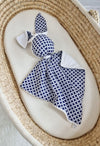 Bobono - Doudou pehmopupu kaksipuolinen puuvilla ja minky - Mini rosette tummansininen - valkoinen