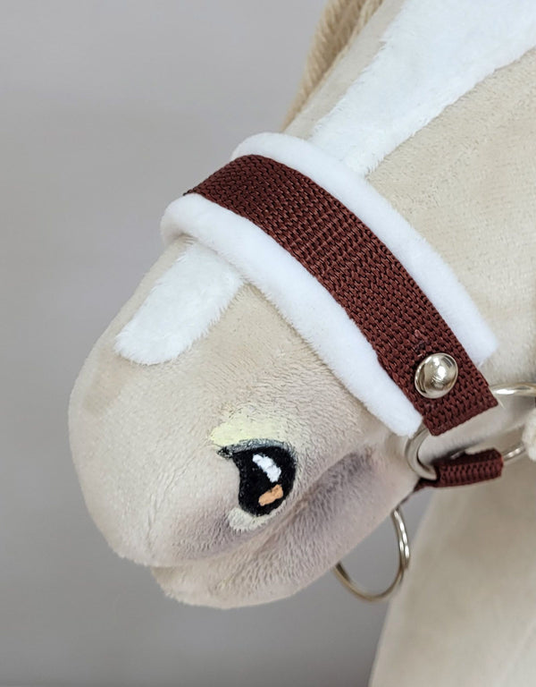 Super Hobby Horse - Hobby Horse riimu A3 valkoisella tekoturkiksella + kiinnitysnaru nyöriä valko-ruskea