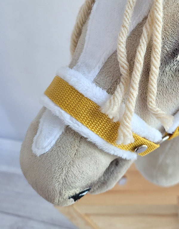 Super Hobby Horse - Hobby Horse A3 -riimu valkoisella karvapehmusteella ja naruriimu valkoinen-hunajankeltainen