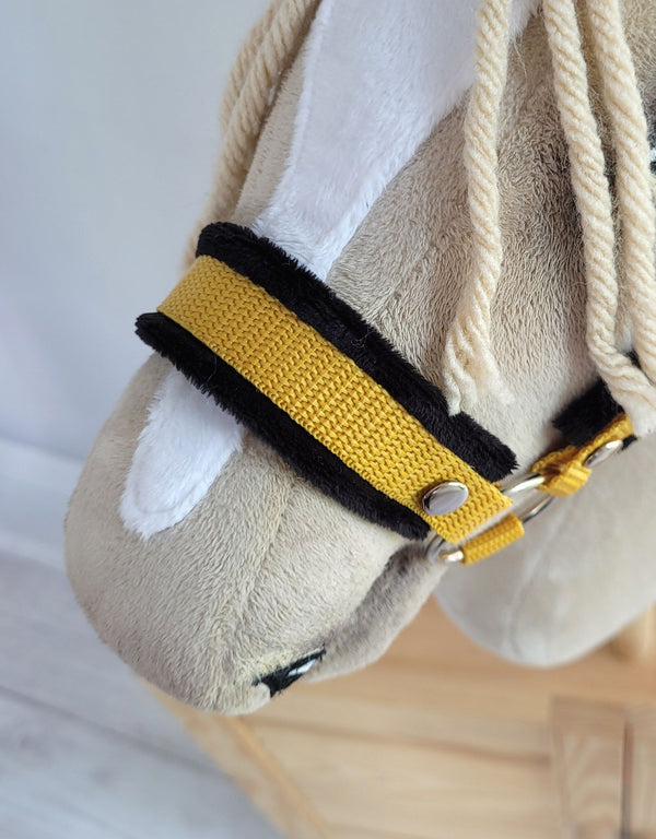 Super Hobby Horse - Hobby Horse riimusetti A3 mustalla tekoturkiksella ja naruriimunnarulla musta-kullanruskea