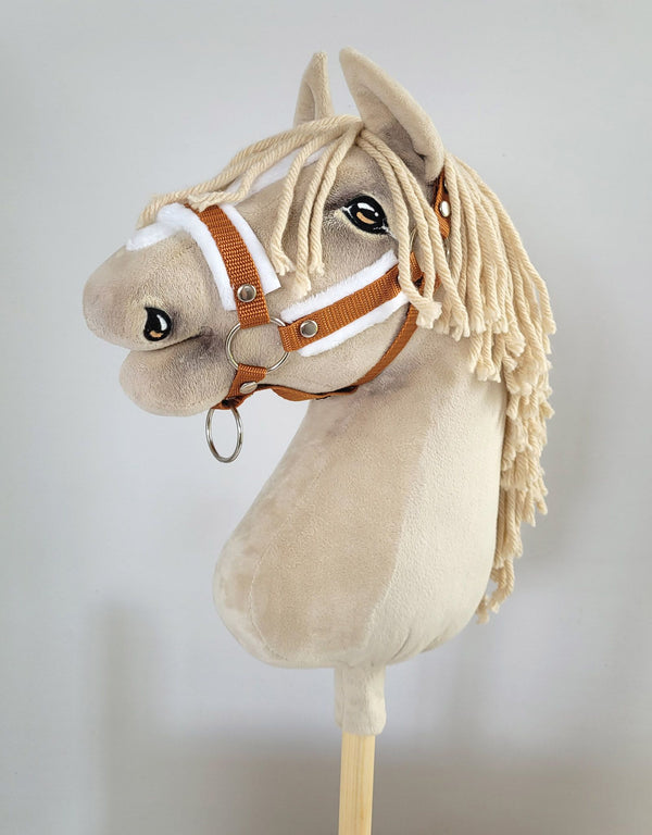 Super Hobby Horse - Hobby Horse A3 -riimu valkoisella karvapehmusteella ja naruriimu valko-oranssi