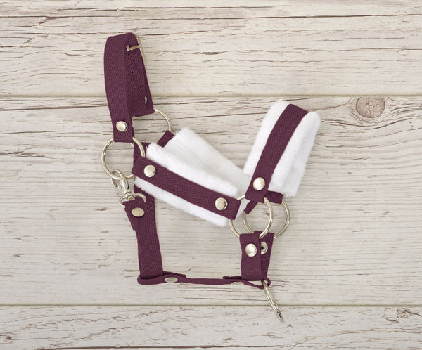 Super Hobby Horse - Hobby Horse riimusetti A3 valkoisella tekoturkiksella + narusta tehty riimunnaru valkoinen-luumu