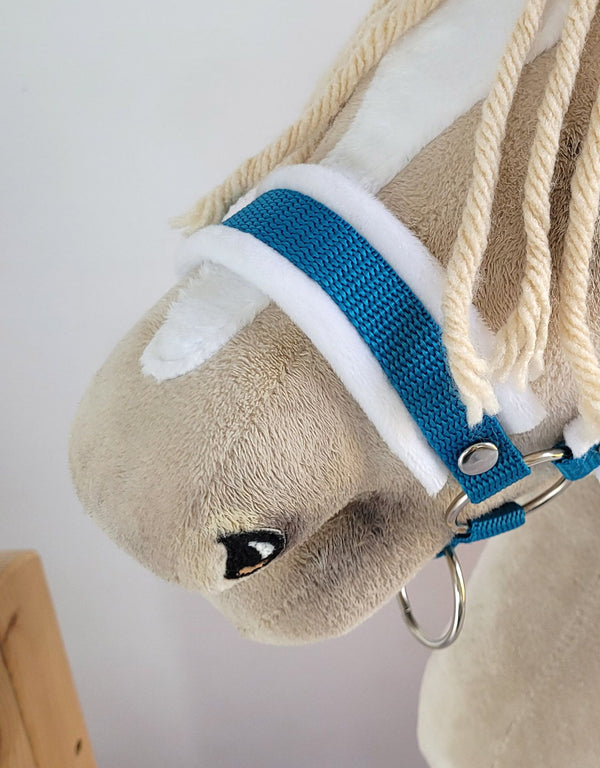 Super Hobby Horse - Hobby Horse riimu A3 valkoisella tekoturkiksella + kiinnitysnaru nyöristä valkoinen-turkoosi
