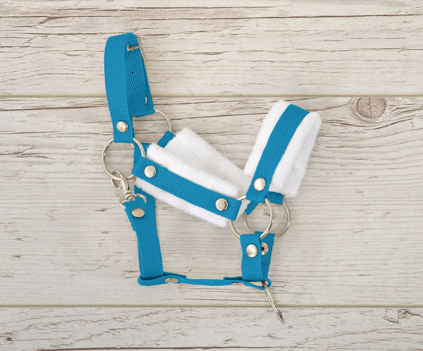 Super Hobby Horse - Hobby Horse riimu A3 valkoisella tekoturkiksella + kiinnitysnaru nyöristä valkoinen-turkoosi