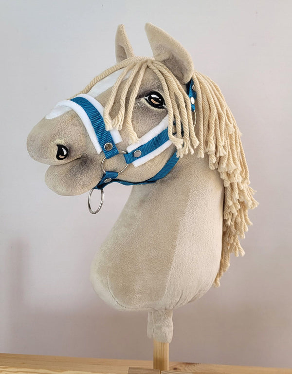 Super Hobby Horse - Hobby Horse riimu A3 valkoisella tekoturkiksella + kiinnitysnaru nyöristä valkoinen-turkoosi