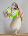 Super Hobby Horse - Säädettävät Hobby Horse A3 -riimut, neonvihreä valkoisella tekoturkiksella