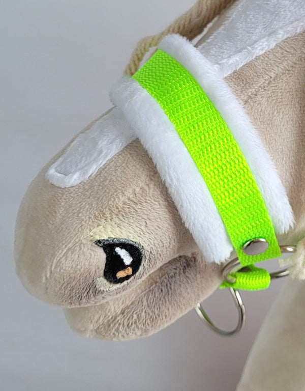 Super Hobby Horse - Säädettävät Hobby Horse A3 -riimut, neonvihreä valkoisella tekoturkiksella