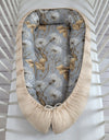 Bobono - Bobono Premium Cocoon kaksipuolinen vauvan pesä voikukat harmaa/beige