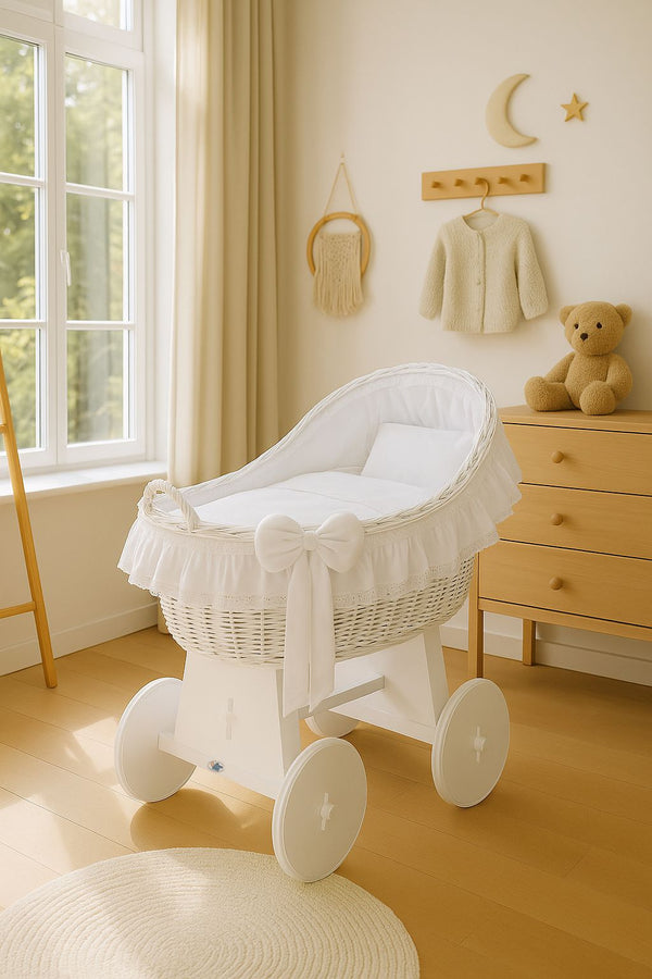 My Sweet Baby - Carina Moses Basket -kehtokori kupukuomulla, valkoinen + valkoiset vuodevaatteet