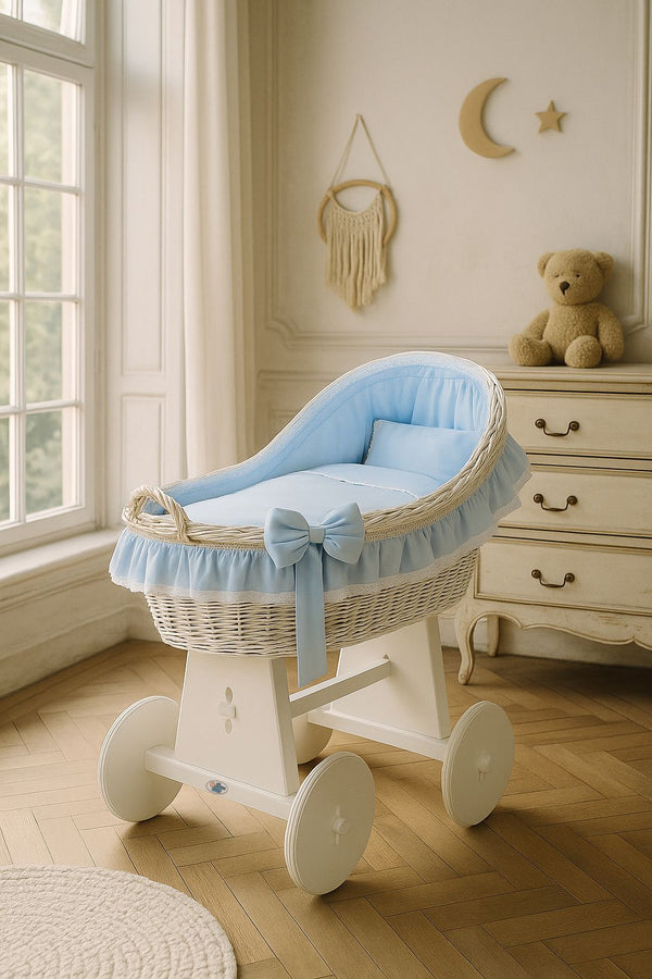 My Sweet Baby - Carina Moses Basket -kehtokori korikuvulla, valkoinen + sininen vuodevaatteet