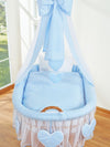 My Sweet Baby - Amelie punottu Moses-kori katoskehdolla - luonnollinen + sininen vuodevaatteet