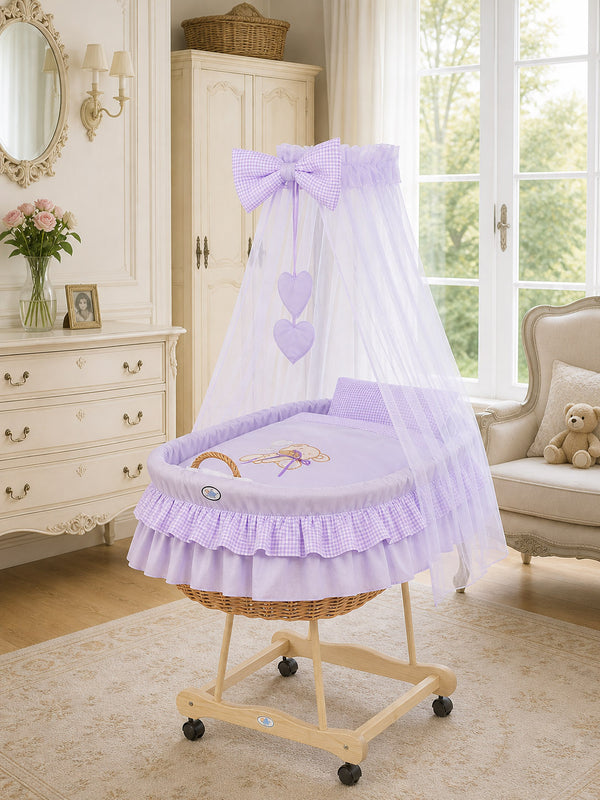 My Sweet Baby - Punoskorinen vauvankori verhoilla Karhu rusetilla - luonnollinen + liila vuodevaatteet