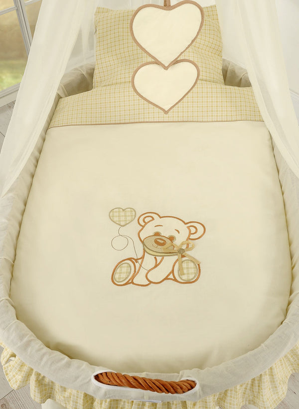 My Sweet Baby - Punoskorinen Moses-kori verhoilla Bear with Bow - luonnonvärinen + kermanväriset vuodevaatteet