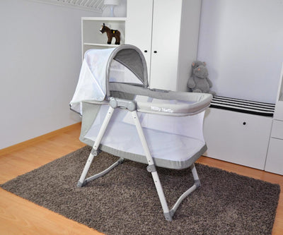 Vaalean beige sävyinen vauvansänky ja kehto yhdessä.